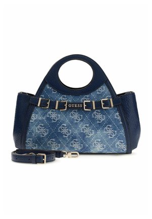 Blauwe denim en gestructureerde leren Guess-handtas met ronde handgrepen, gouden gespsdetails, monogrampatroon en afneembare riem vooraan geplaatst.