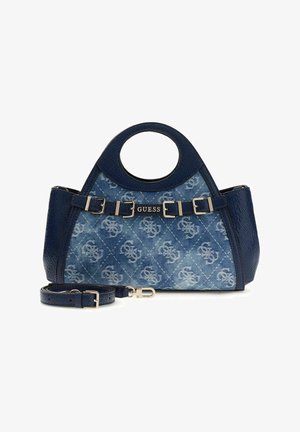 Blauwe denim en gestructureerde leren Guess-handtas met ronde handgrepen, gouden gespsdetails, monogrampatroon en afneembare riem vooraan geplaatst.