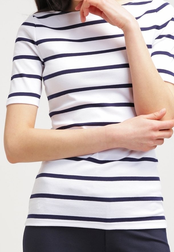 Kortärmad, figurnära topp med horisontella marinblå ränder på en vit bakgrund, tillverkad av ett mjukt, stretchigt tyg med rund halsringning.
