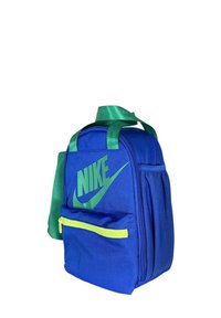 Zaino Nike blu con un grande logo verde, spallacci verdi e una tasca frontale con zip gialla. Realizzato in tessuto resistente.