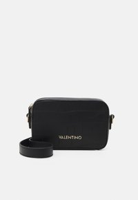 Černá kožená crossbody taška s krokodýlí texturou, zlatým logem "Valentino", zipovým uzávěrem a nastavitelným popruhem. Obdélníkový tvar.