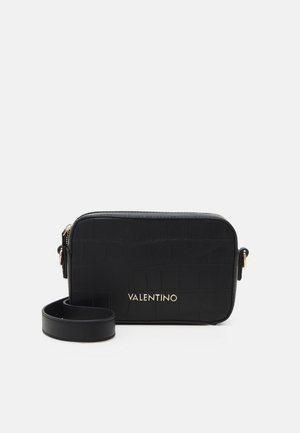 Svart läder crossbody-väska med krokodiltextur, guld "Valentino"-logotyp, dragkedjestängning och justerbar rem. Rektangulär form.