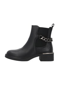 Bota de cuero negra hasta el tobillo con paneles laterales elásticos, punta redondeada y un acento decorativo de cadena plateada en la parte superior. Tacón bajo.