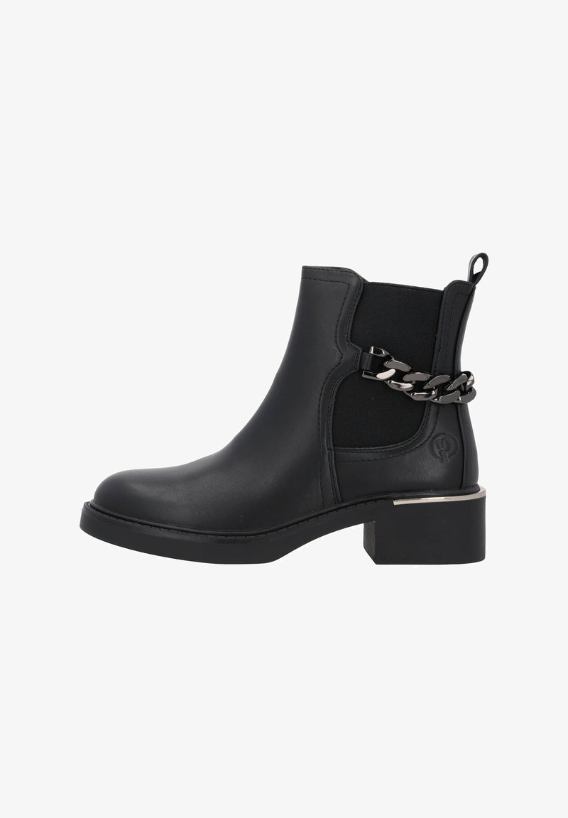 Bota de cuero negra hasta el tobillo con paneles laterales elásticos, punta redondeada y un acento decorativo de cadena plateada en la parte superior. Tacón bajo.