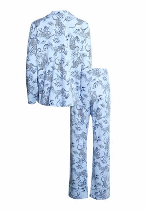 Conjunto de pijama azul claro compuesto por una camisa de manga larga y pantalones a juego, decorado con un estampado negro de animales y hojas. Textura de tela suave.