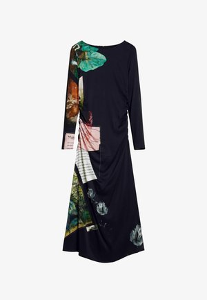 Rochia neagră cu mânecă lungă prezintă imprimeuri florale și text vibrante, un material texturat și detalii pliate pe o parte, creând un aspect dinamic.