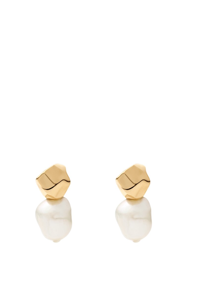 Goldfarbene Ohrringe mit einem unregelmäßigen geometrischen Oberteil und einer großen, glatten weißen Perle darunter. Das Design ist minimalistisch und elegant.