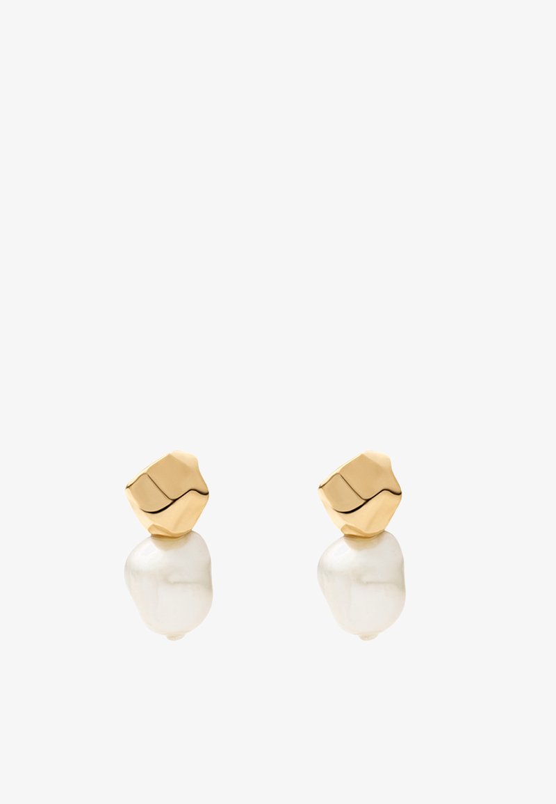 Goldfarbene Ohrringe mit einem unregelmäßigen geometrischen Oberteil und einer großen, glatten weißen Perle darunter. Das Design ist minimalistisch und elegant.