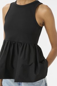 Top senza maniche nero con corpetto aderente e orlo a peplum svasato e arricciato. Texture liscia con scollo atletico e tasche laterali.