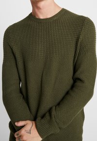 YOURTURN Stickad tröja - olive