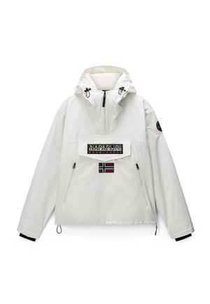 Hvid anorak med hætte, med lynlåslomme foran, lynlåslommer i siderne, norsk flagpatch og Napapijri-logo på brystlommen.