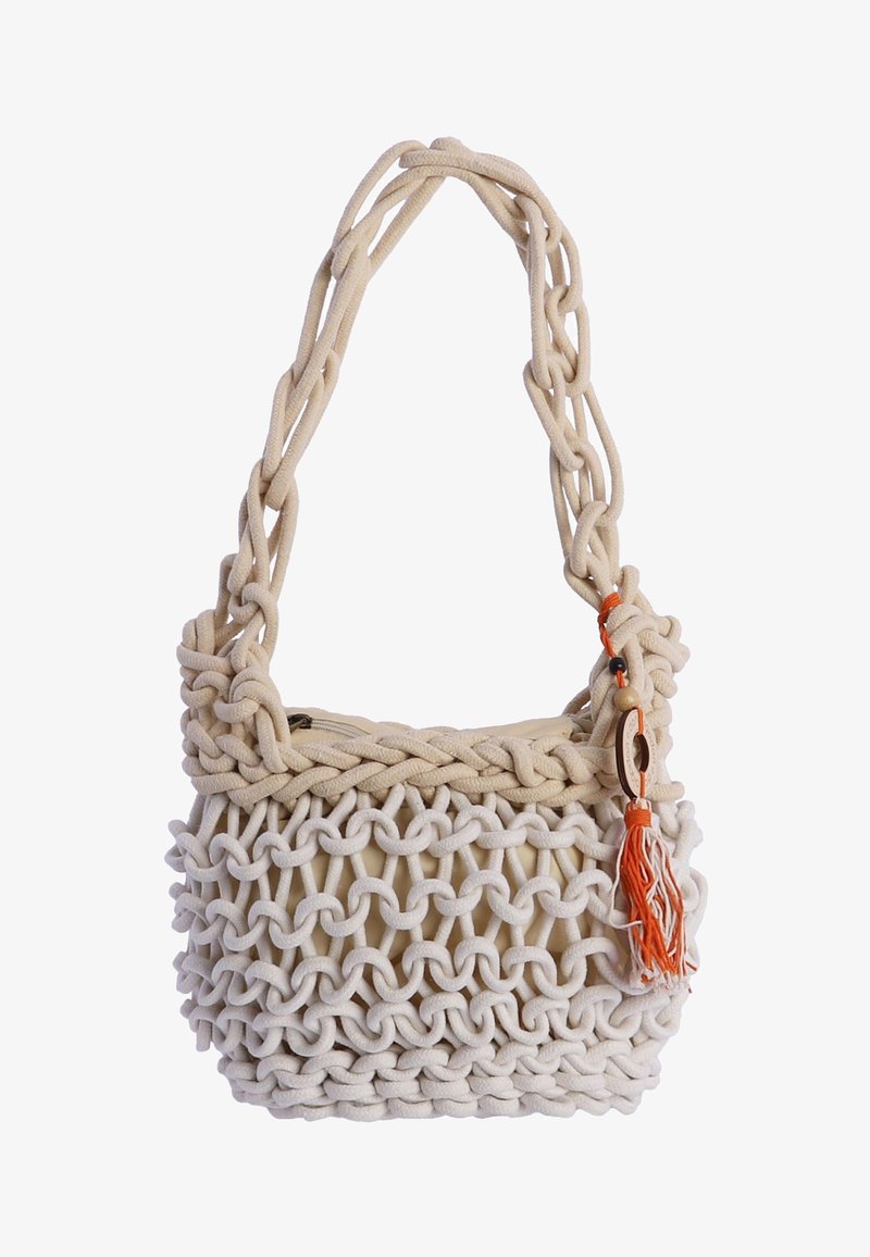 Bolso tejido beige hecho de suave cuerda de algodón con una correa trenzada, que presenta un tassel decorativo naranja y un cierre de cremallera.