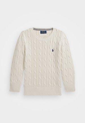 Jersey de punto cableado en color crema con un dobladillo y puños acanalados. Presenta un logo azul marino en el pecho y un cuello redondo.