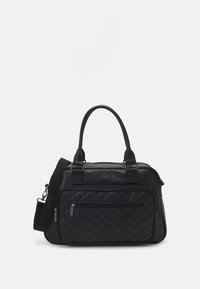 Černá syntetická kabelka s prošívaným vzorem, dvojitými horními uchy, odnímatelným ramenním popruhem a předními zipovými kapsami. Hladká textura, strukturovaný design.