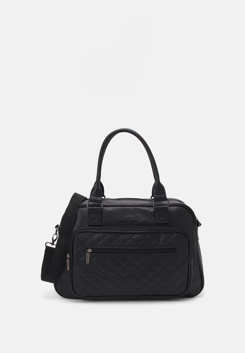Černá syntetická kabelka s prošívaným vzorem, dvojitými horními uchy, odnímatelným ramenním popruhem a předními zipovými kapsami. Hladká textura, strukturovaný design.