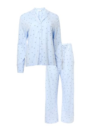 Pigiama azzurro chiaro con maniche lunghe, bottoni sul davanti e colletto, abbinato a pantaloni con elastico in vita, entrambi con piccoli cuori scuri come motivo.