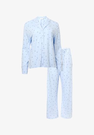 Jasnoniebieska, długorękawowa piżama zapinana na guziki z kołnierzem oraz pasujące spodnie z gumką w talii, obie części ozdobione małymi ciemnymi wzorami serc.