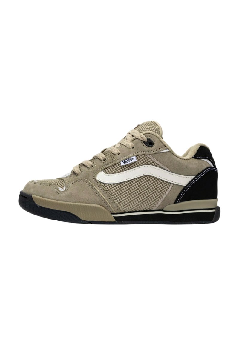 Zapatilla beige con materiales de malla y ante, que presenta una franja lateral blanca, un acento en el talón negro y una suela de goma texturizada.