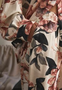 Next REGULAR FIT - LINEN BLEND BUTTON THROUGH  - Nattøj sæt - ecru floral