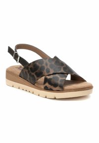 Sandalia de estampado de leopardo con tiras entrecruzadas, de cuero sintético negro, plantilla acolchada marrón y suela de goma ligera con una suela texturizada.
