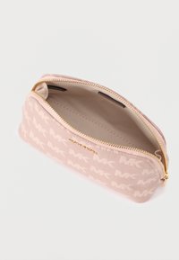 Necessaire rosa com tecido texturizado apresentando um padrão repetido de logótipo, fecho dourado e interior liso. Design retangular compacto.