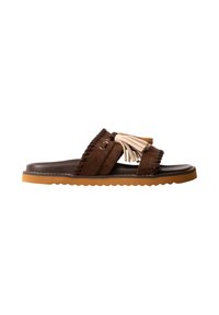 Sandale mule en cuir marron avec décoration pompon couleur noisette et semelle en caoutchouc texturée, vue de côté sur fond blanc.