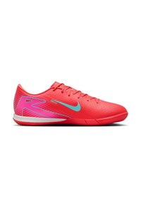 Pantofi sport roșii cu o suprafață texturată, având un logo Nike albastru și accente roz. Design ușor, potrivit pentru performanță.