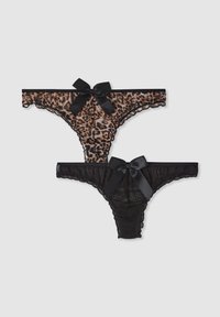 Due paia di perizoma da donna: uno con stampa leopardata e fiocco di raso nero, l'altro completamente nero con fiocco simile, entrambi con bordatura in pizzo.