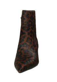 Botín de tobillo de pelo sintético marrón con puntera afilada y patrón de leopardo. Cuenta con una cremallera lateral para facilitar el uso.