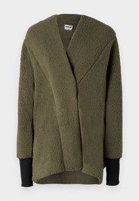 Chaqueta de forro polar verde oliva de corte oversize con un diseño envolvente, superficie texturada y puños de canalé negros. No hay ningún cierre visible.