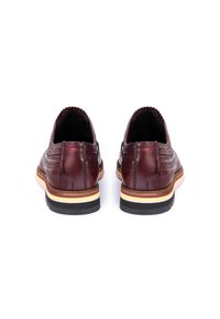 Bordeaux lædersko med detaljerede brogue-perforeringer, en scalloped krave og en multicolor sål med gule og sorte accenter.