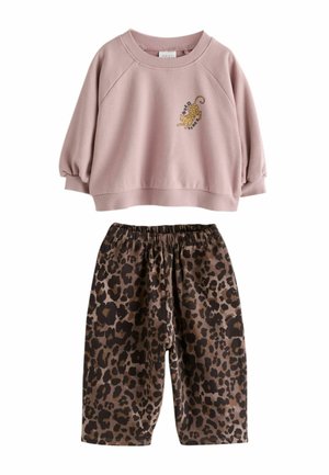 Next, REGULAR FIT - LONG SLEEVE TOP AND BARREL TROUSERS SET - Tepláková súprava - brown leopard print