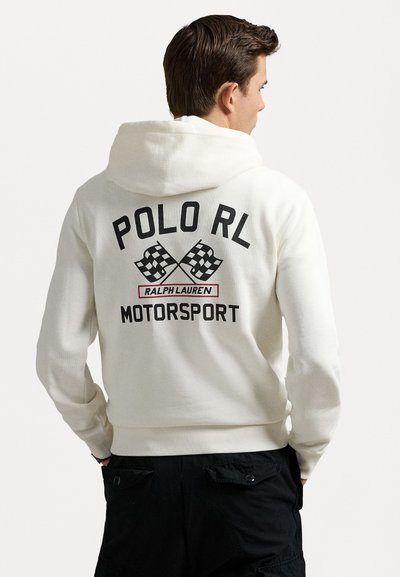 Balta kapuce svītrainā krekls ar "POLO RL" un "MOTORSPORT" grafiku, ar šaha laukuma dizainu un ribotām piedurknēm un apakšmalu.