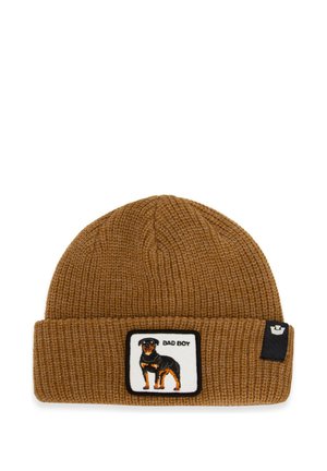 Bonnet marron en maille côtelée à revers, orné d’un écusson représentant un rottweiler et portant l’inscription « BAD BOY », ainsi que d’une petite étiquette noire avec un logo.