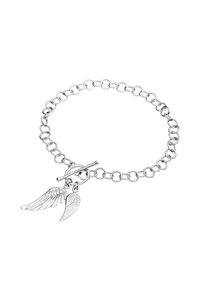 Silberner Kettenarmband mit Knebelverschluss und zwei detaillierten, flügelförmigen Anhängern, die neben dem Verschluss an einer weißen Hintergrund hängen.