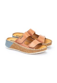 Chanclas marrones y beige con dos correas anchas, plantilla de corcho y un acento azul. Presenta detalles de costura a lo largo de los bordes.