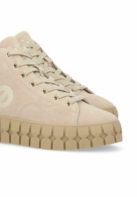 Beige suède hoge sneakers met een dikke, gestructureerde rubberen zool met een sterrenpatroon en metalen veterogen. Merken op de zijkant.