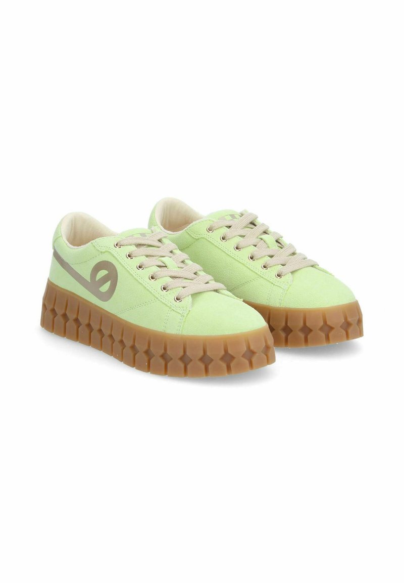 Sneakers verde chiaro con materiale testurizzato, dotati di lacci beige e suola in gomma con motivo. Decorati con un logo circolare sul lato.