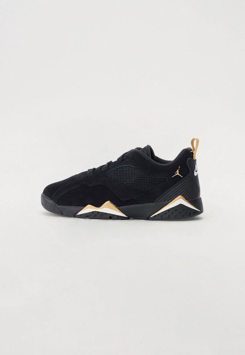 Baskets noires en matériaux nubuck et mesh, accents dorés sur la semelle, semelle extérieure noire texturée et une languette au talon.