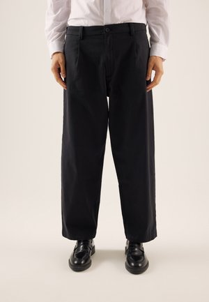 Chinot - black
