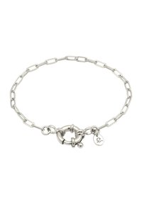 Silverarmband med sammanlänkad kedjedesign, ovala och runda länkar, en cirkulär lås och en liten berlock med en logotyp.