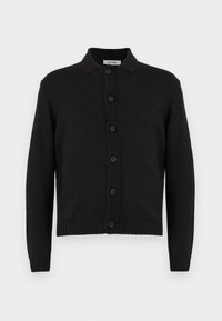 Svart cardigan laget av strikket stoff med krage, syv knappelukkinger og ribbede mansjetter og nederkant. En enkel og klassisk design.