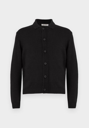 Schwarze Strickjacke aus Strickstoff mit Kragen, sieben Knopfverschlüssen sowie gerippten Bündchen und Saum. Einfaches und klassisches Design.