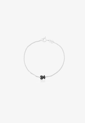 Pulsera de cadena de plata con un charm en forma de pez negro que presenta un detalle texturizado y un cierre de langosta.