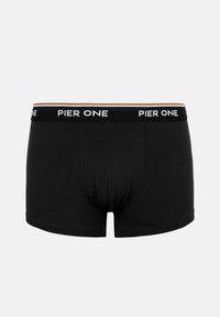 Μαύρα ανδρικά boxer briefs με branded ελαστική μέση που γράφει "PIER ONE" με λευκά γράμματα, εμφανίζονται σε απλό ανοιχτό φόντο.