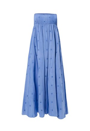 Lichtblauwe strapless maxi-jurk met een smock-buste en geborduurde bloemenpatronen over de hele jurk, gemaakt van een zachte, vloeiende stof.