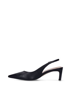 Escarpin slingback en cuir noir à bout pointu, talon effilé de hauteur moyenne et bride réglable, sur fond blanc.