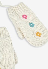 Pletené rukavice v off-white farbe s rebrovanými manžetami, s farebnými kvietkovými aplikáciami v ružovej, modrej a oranžovej farbe a hladkou textúrou.