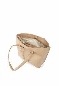 Sac en cuir beige avec une texture lisse, accent en chaîne et une poche intérieure zippée, doté d'une fine bandoulière.