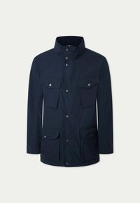 Navyblå parka jacka gjord av vattenavvisande material med hög krage, flera framfickor och tryckknappsdetaljer.